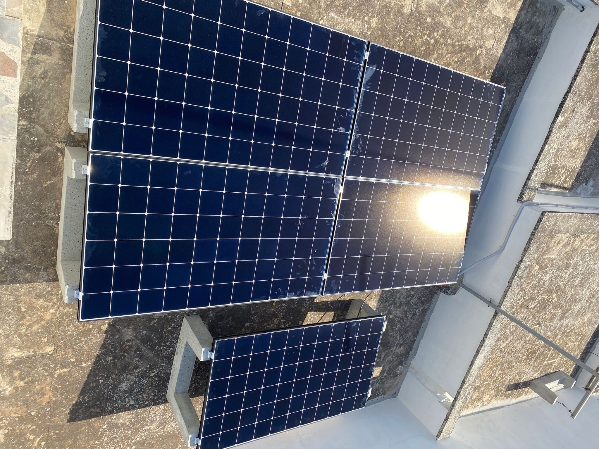 Pannelli solari su tetto, illuminati dal sole.