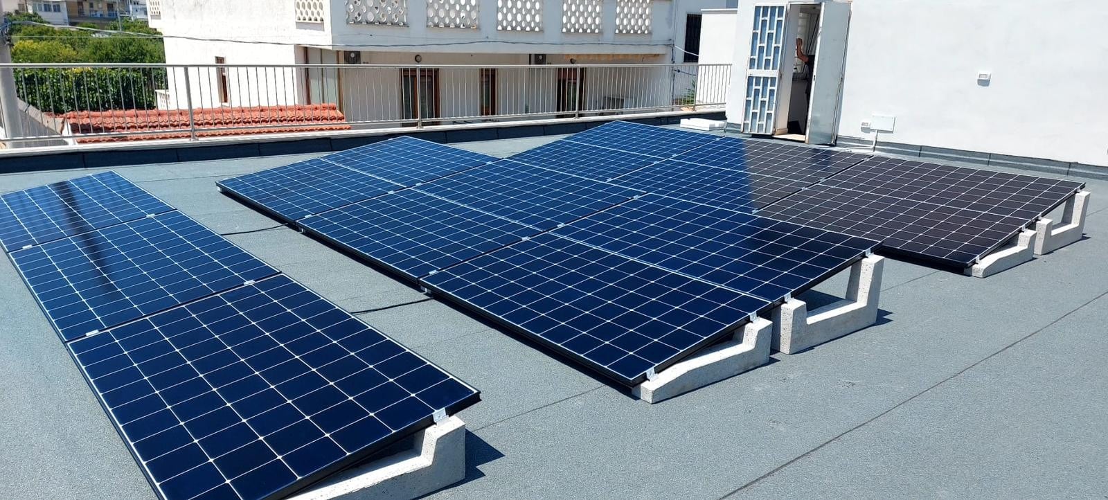 Pannelli solari fotovoltaici installati su un tetto.