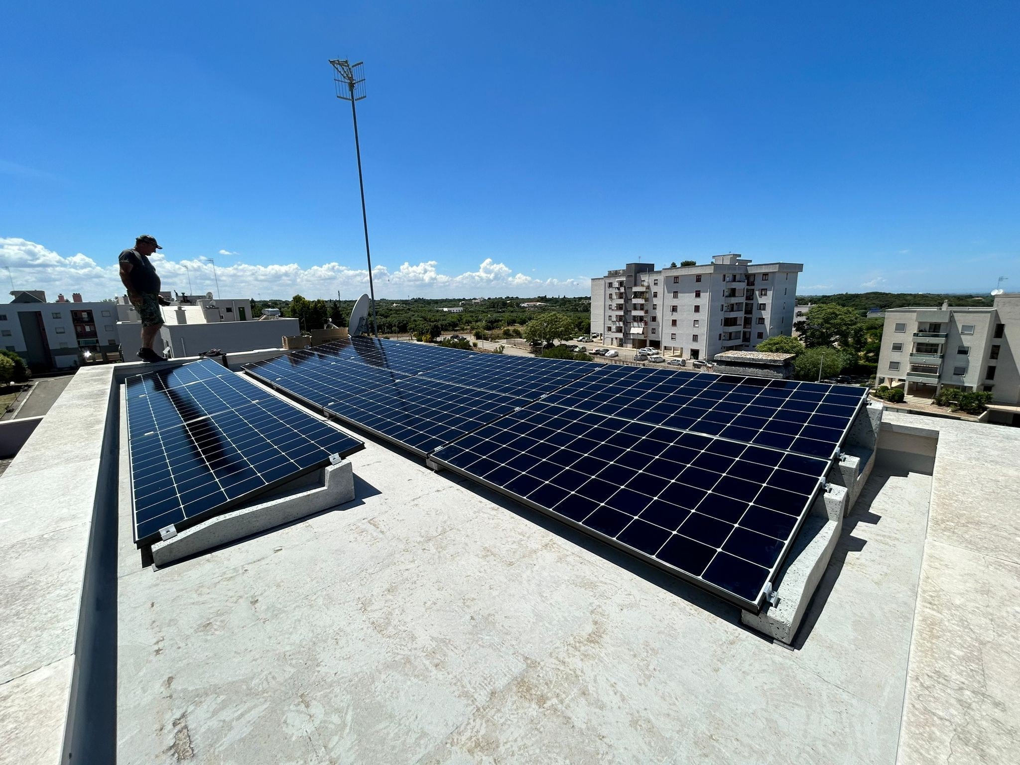 Pannelli solari su tetto, tecnico in osservazione.