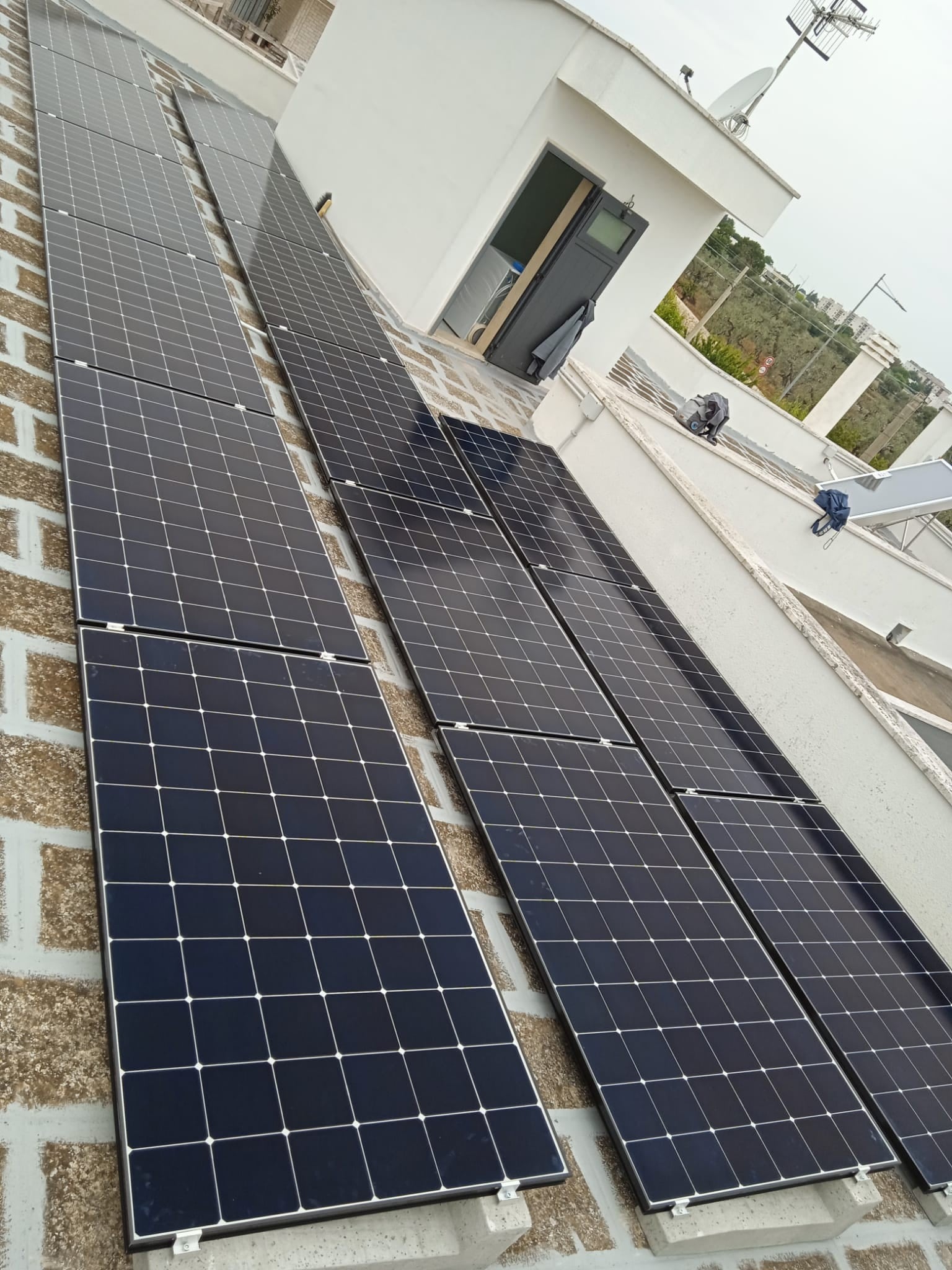 Pannelli solari fotovoltaici installati su tetto.