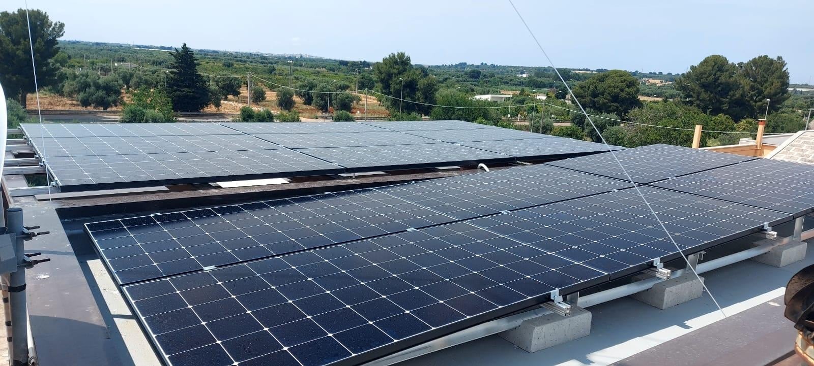 Pannelli solari fotovoltaici su tetto, vista panoramica.