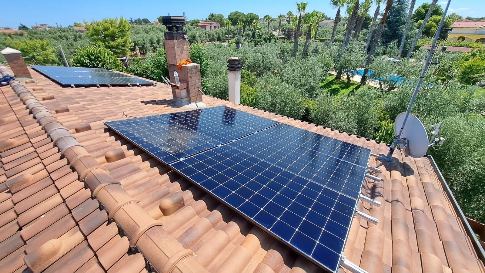 Pannelli solari su tetto in tegole; antenna satellitare.