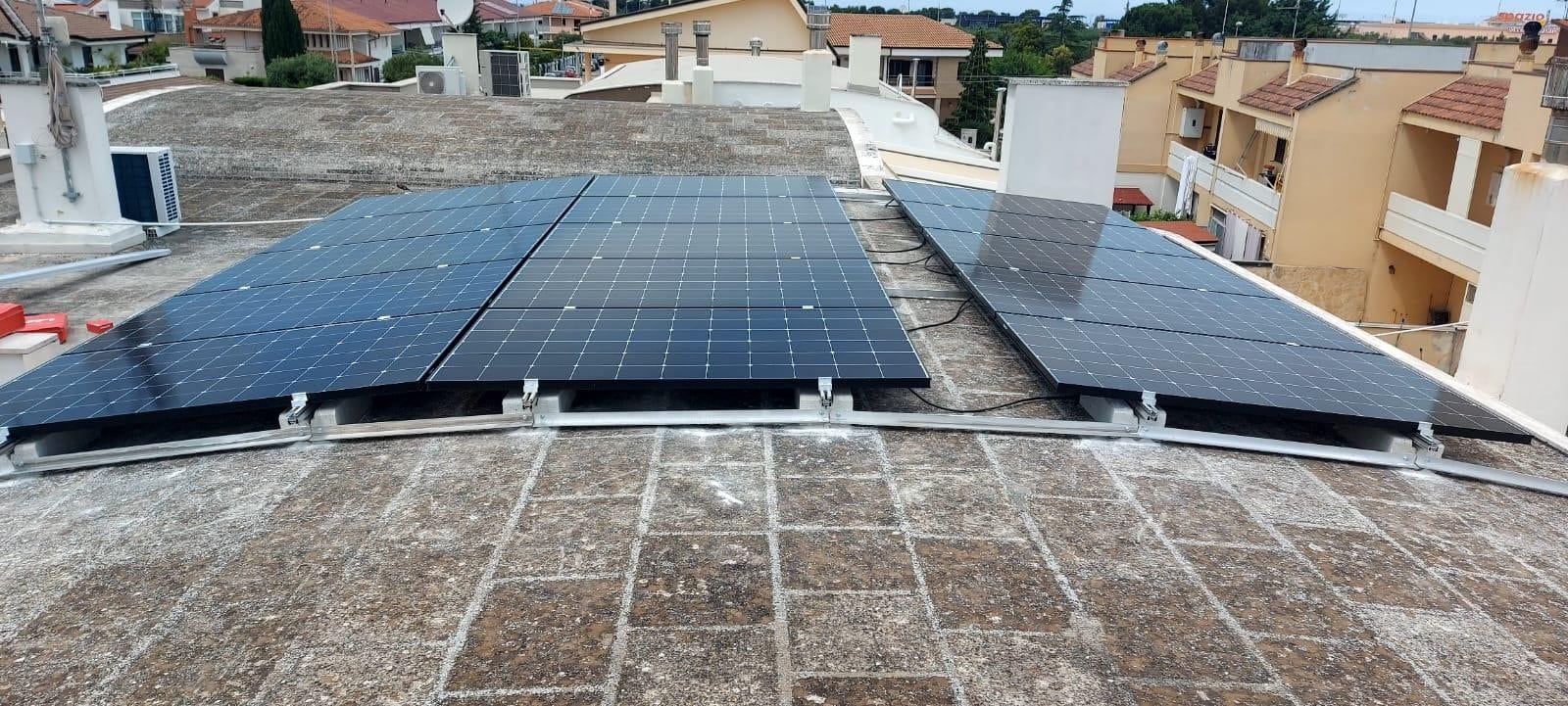 Pannelli solari fotovoltaici su tetto.