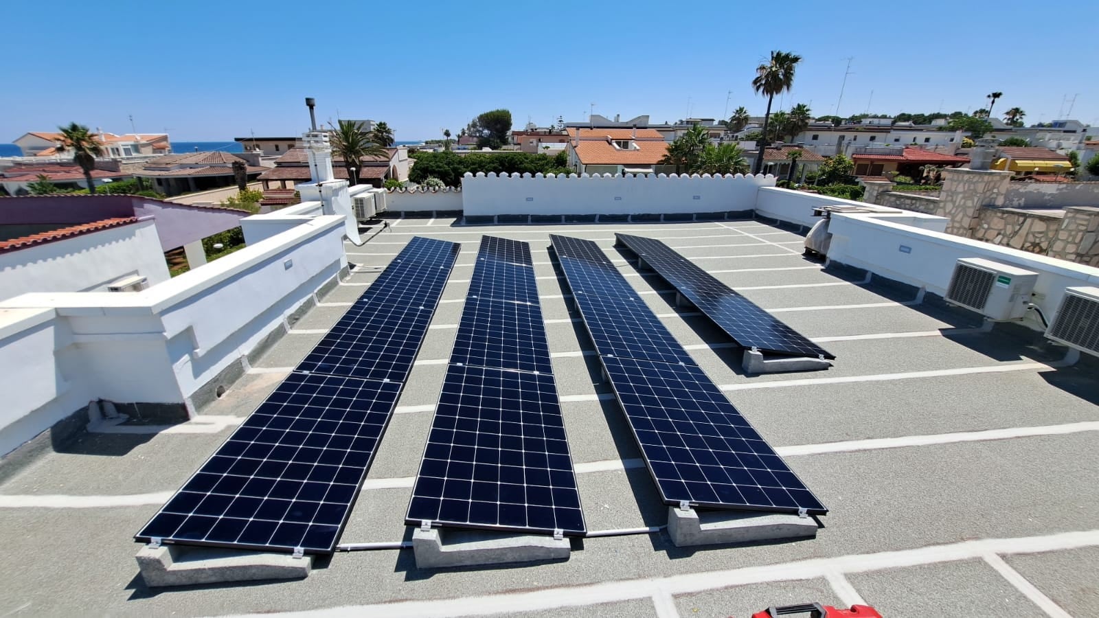 Pannelli solari su tetto, vista aerea.