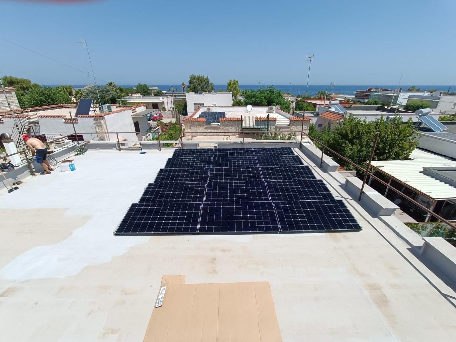 Pannelli solari installati su tetto, vista mare.