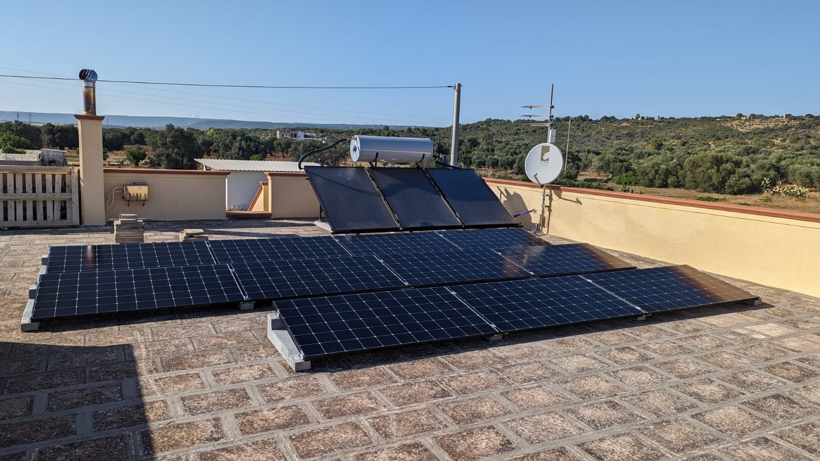 Pannelli solari fotovoltaici e termici su tetto.