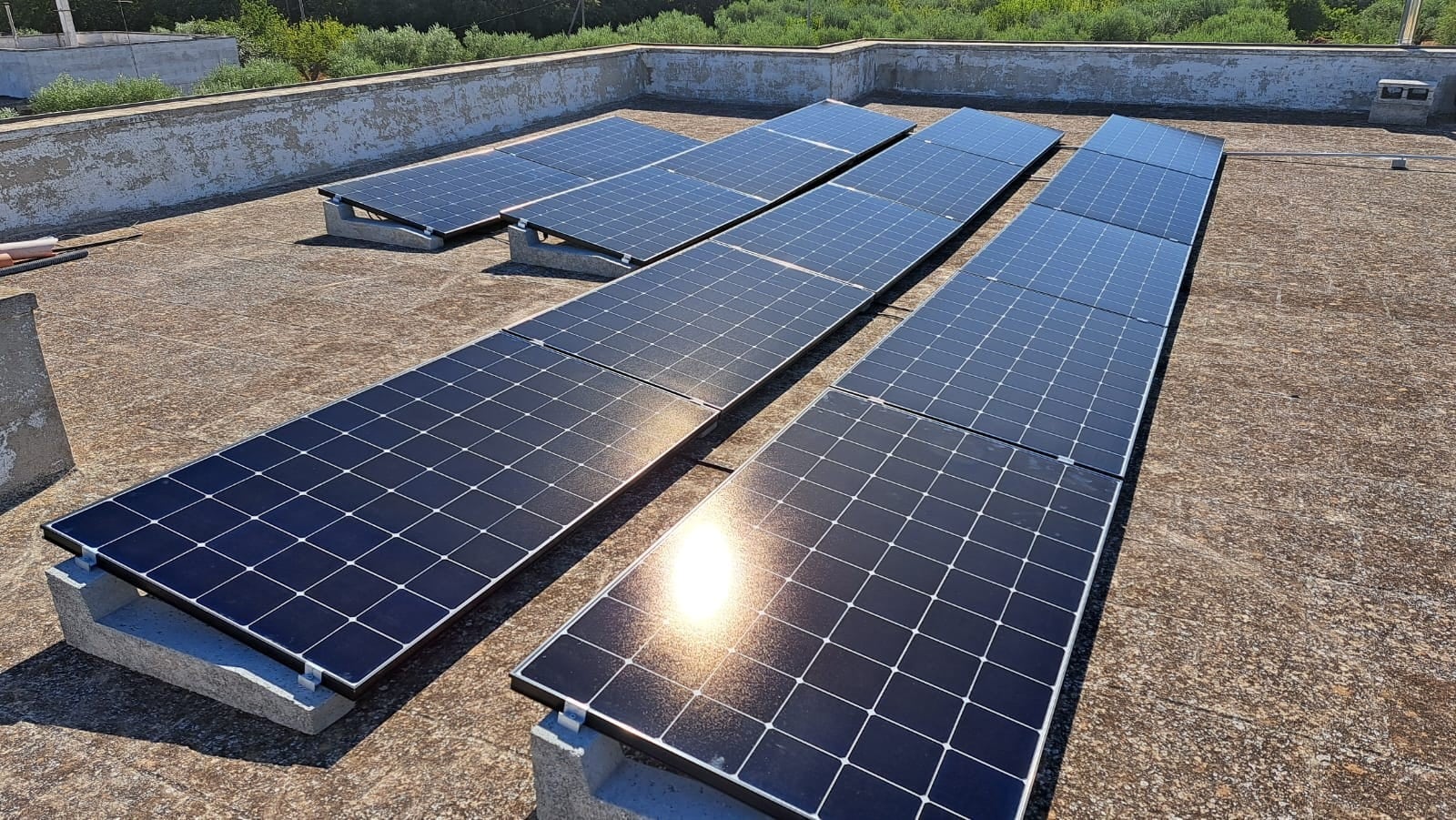 Pannelli solari su tetto illuminati dal sole.