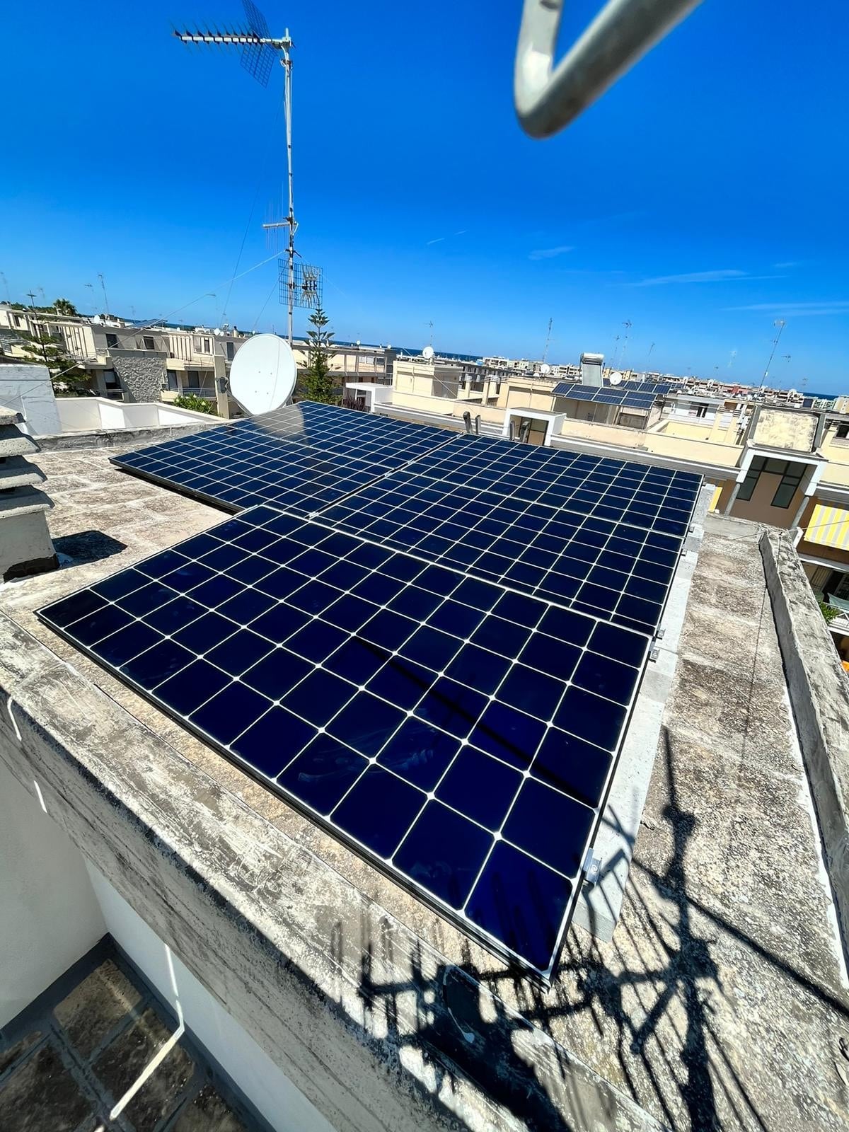 Pannelli solari su tetto, vista panoramica mare.