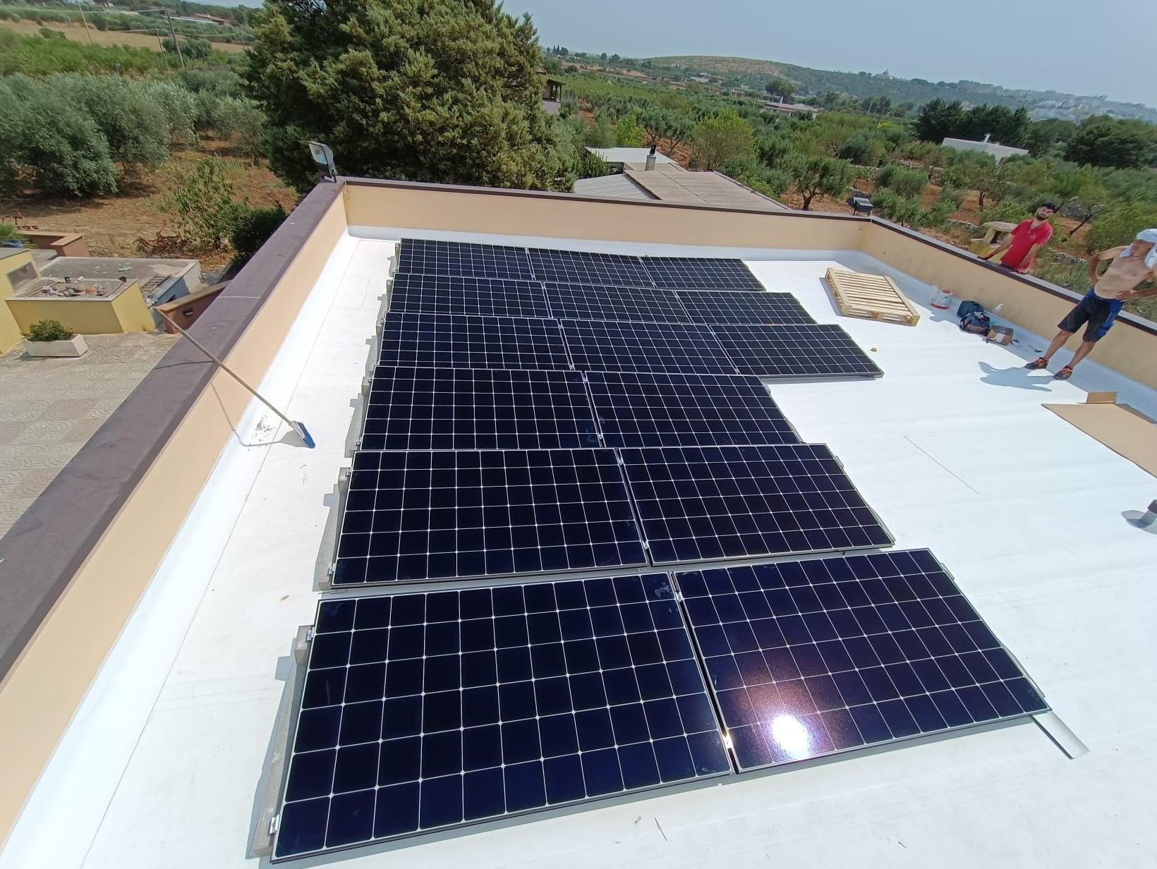 Pannelli solari installati su tetto bianco.