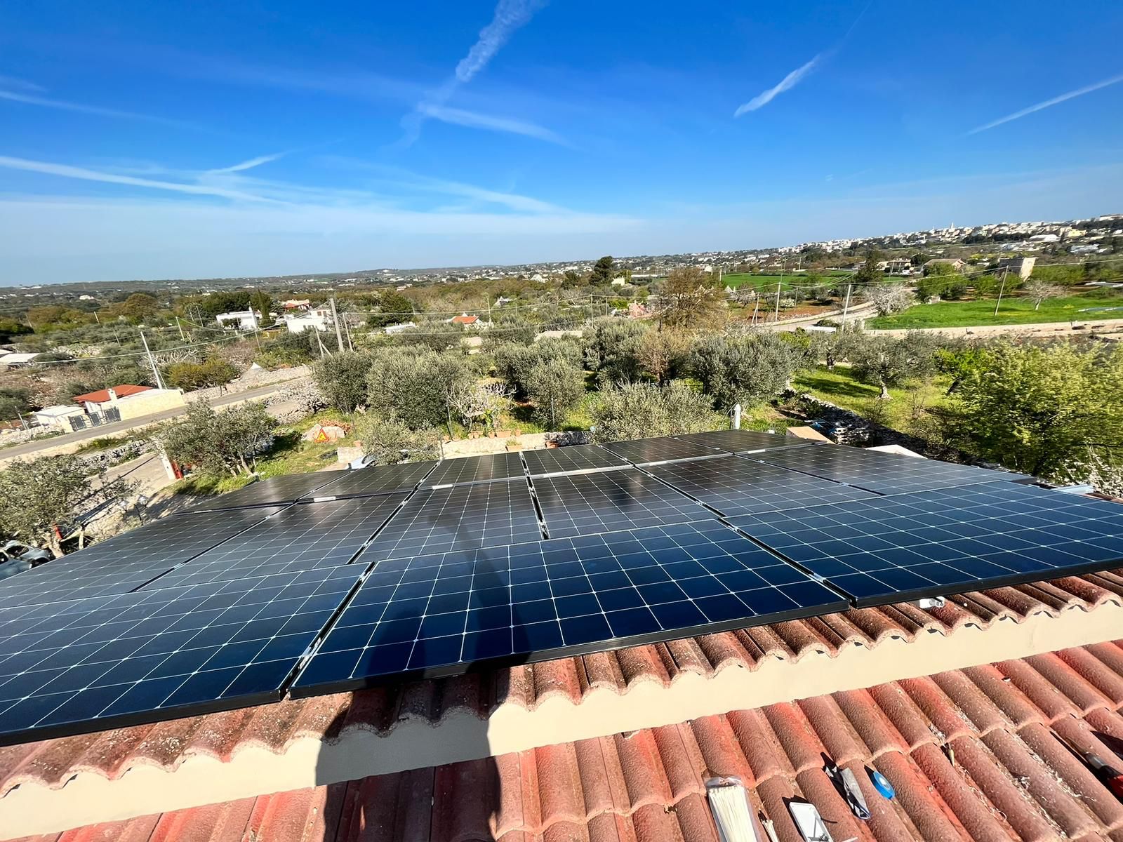 Pannelli solari su tetto, vista panoramica campagna.