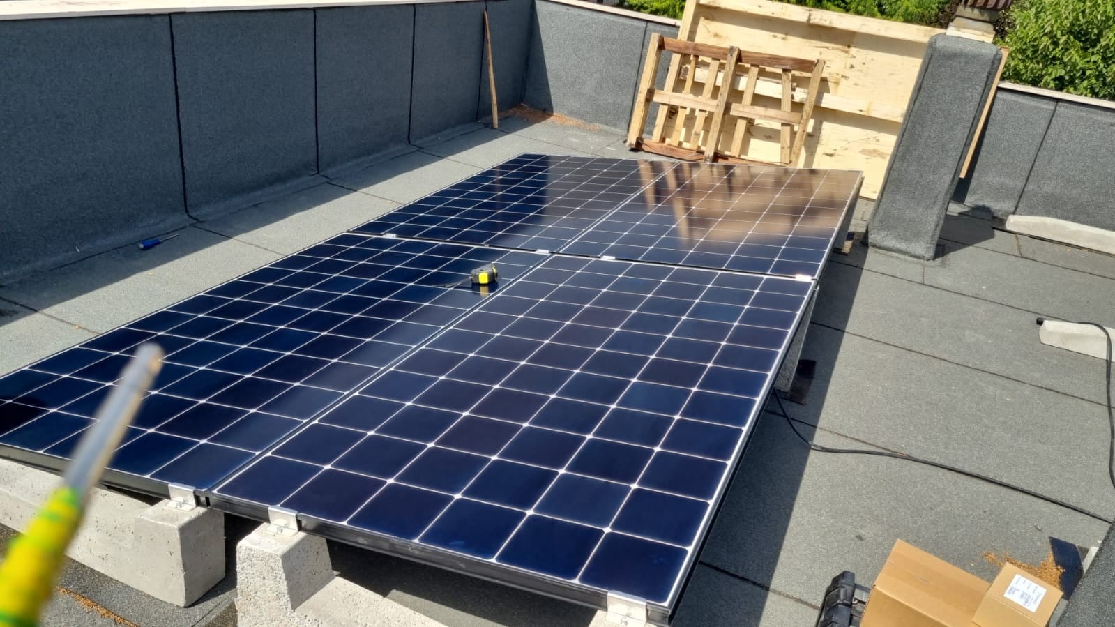 Pannelli solari installati su tetto.