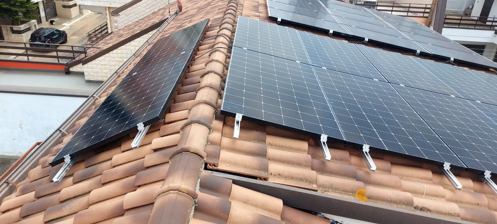 Pannelli solari fotovoltaici installati su tetto di tegole.