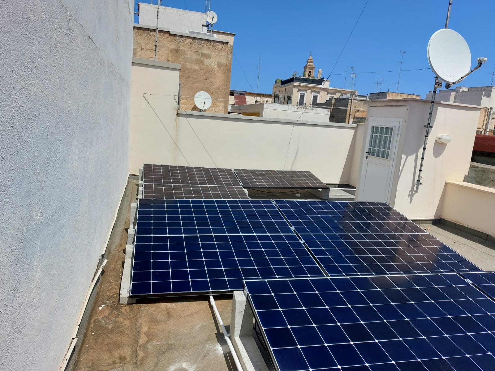 Pannelli solari su tetto, vista città.